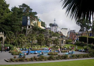 1280px-Portmeirion_view_of_central_plaza